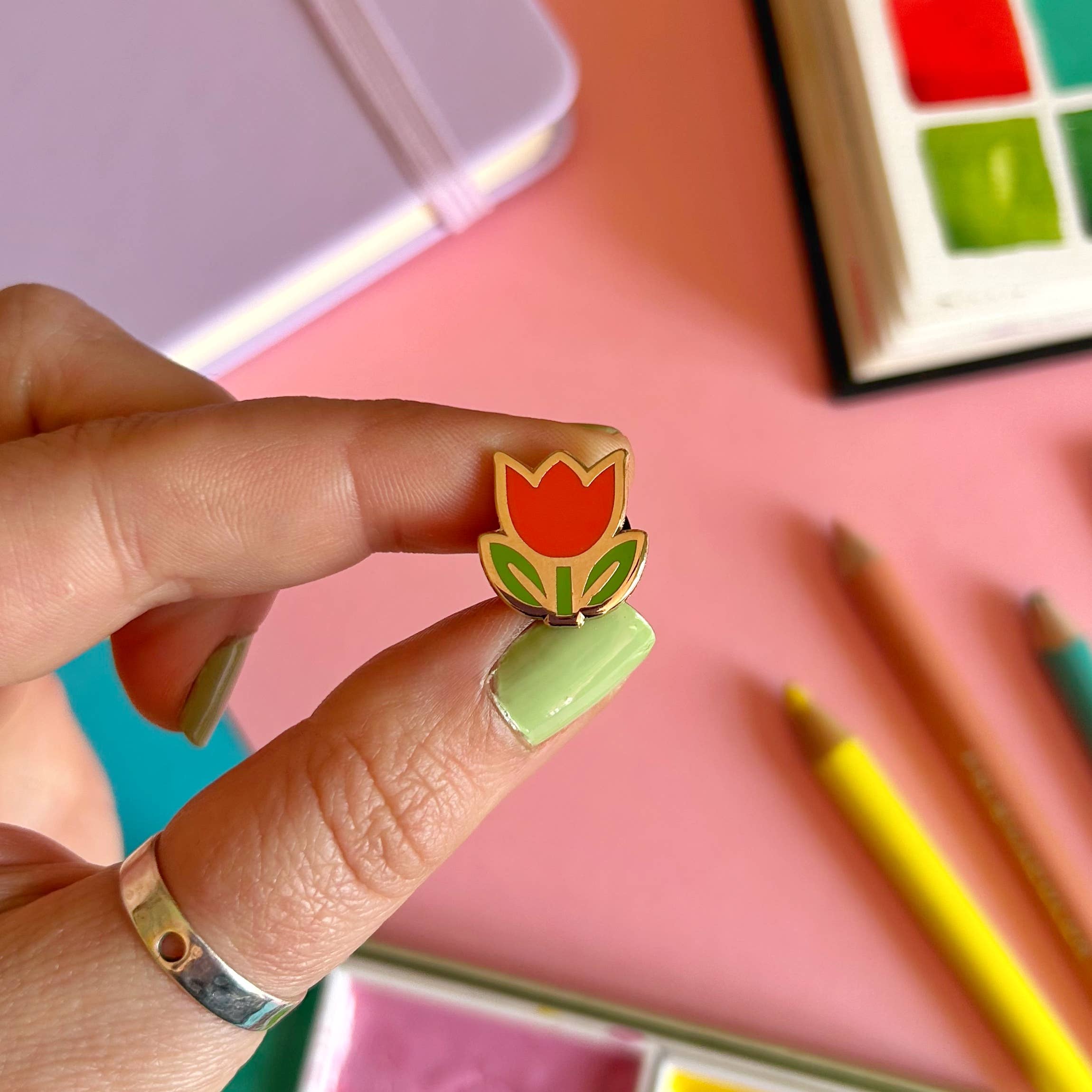 Pin's en émail Tulipe rouge