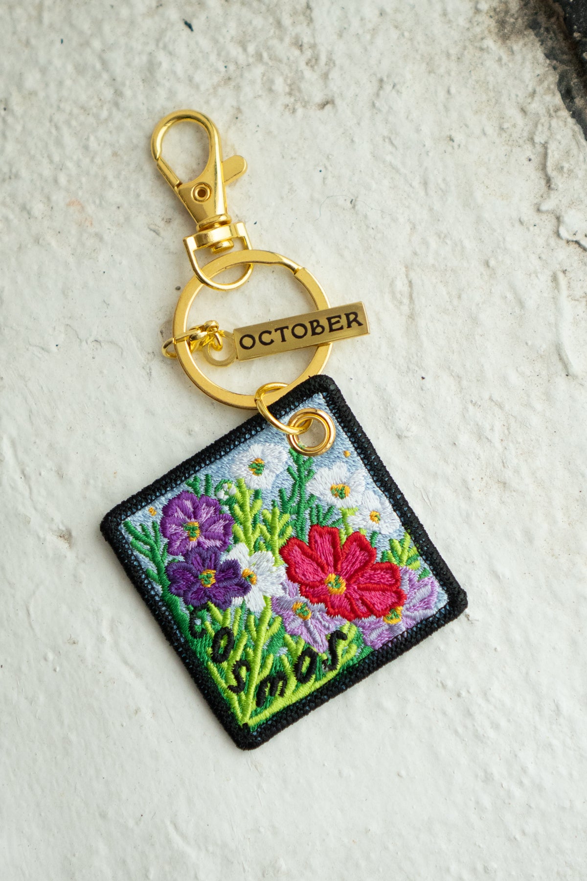 'Cosmos' - Porte-Clés Brodé avec fleur de naissance d'octobre