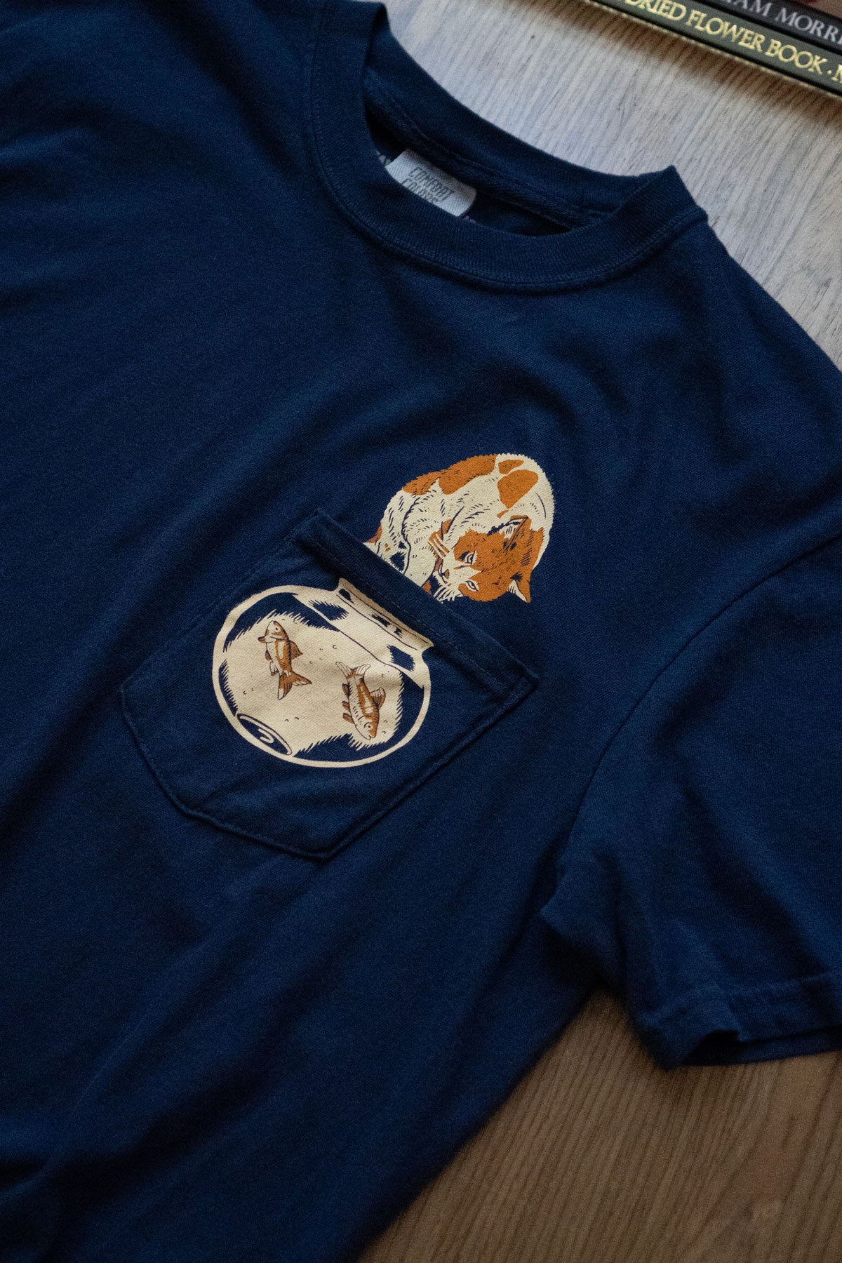 T-shirt à poche Comfort Colors® - 'Fishbowl' (Bleu Marine)