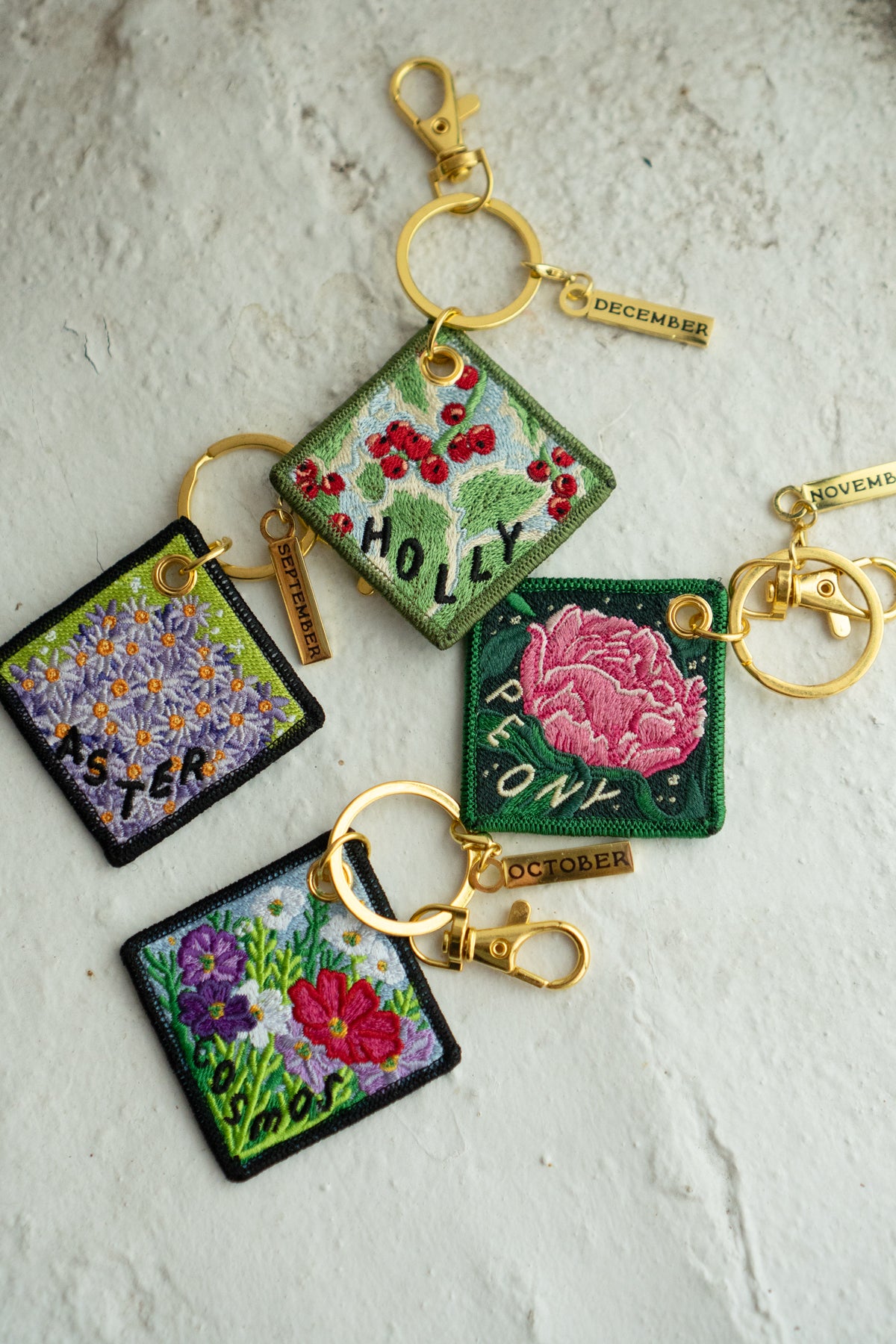 'Holly' - Porte-Clés Brodé avec fleur de naissance de décembre