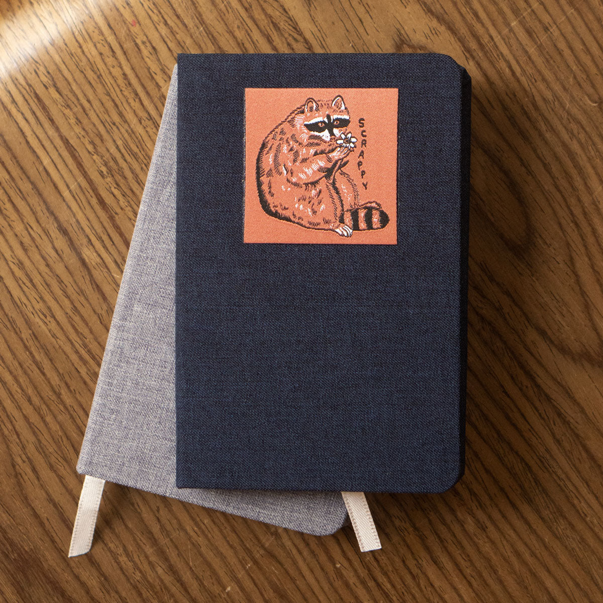 Patch Tissé Collant 'Scrappy Raccoon'