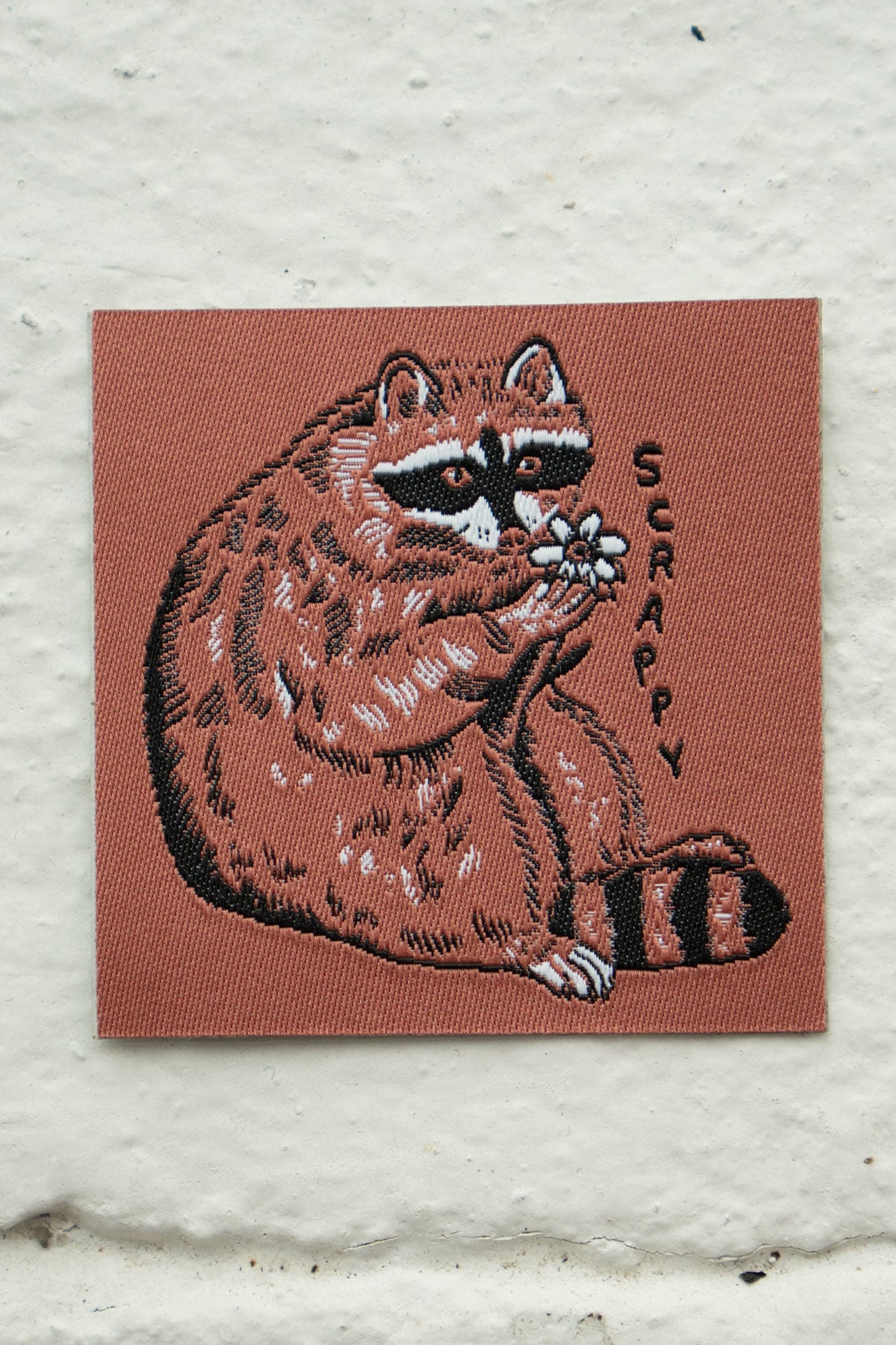 Patch Tissé Collant 'Scrappy Raccoon'