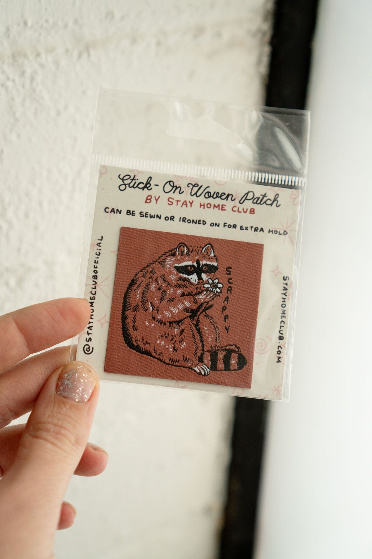 Patch Tissé Collant 'Scrappy Raccoon'