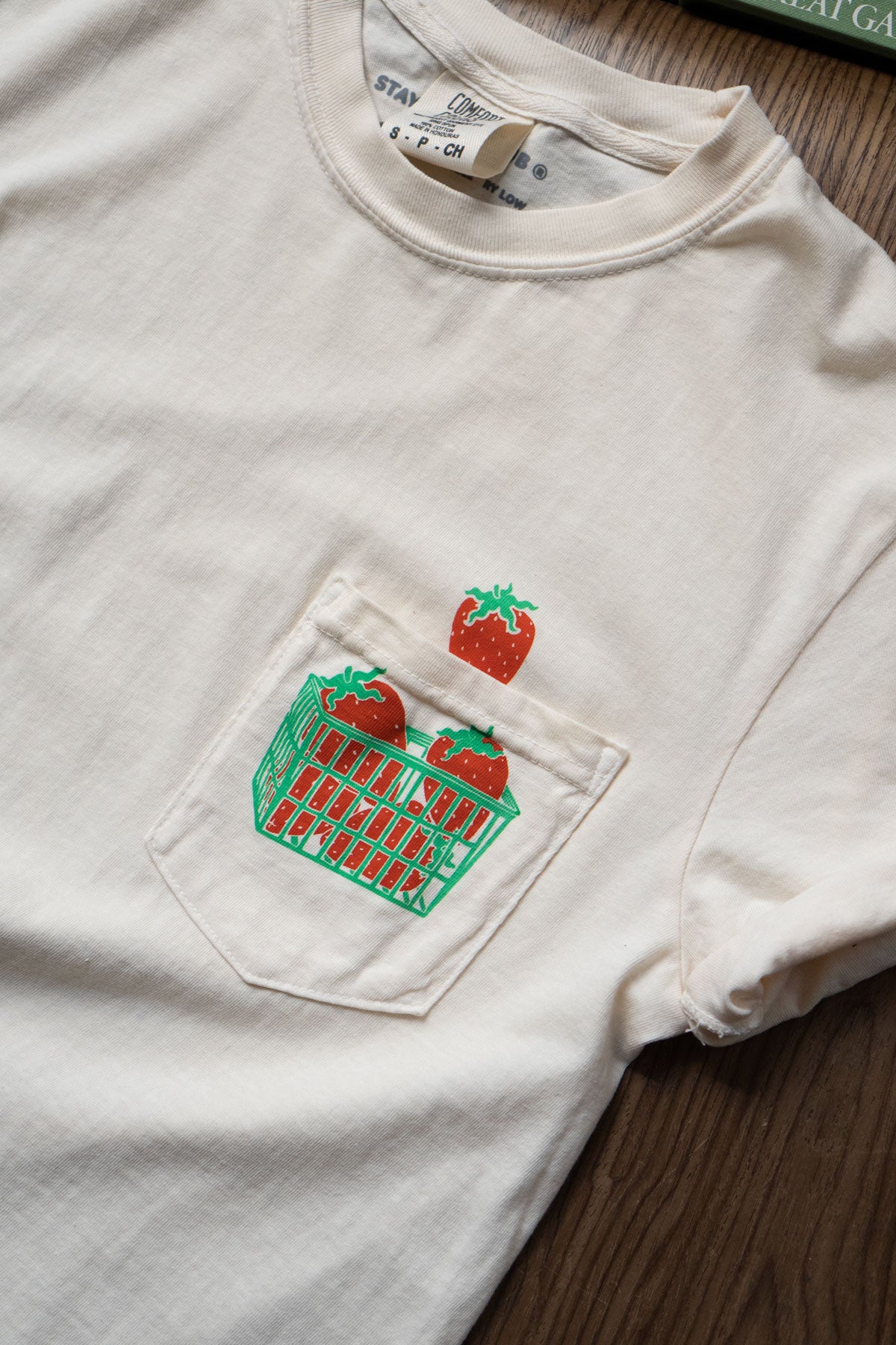 T-shirt de poche 'Berry Basket' - Crème / Blanc