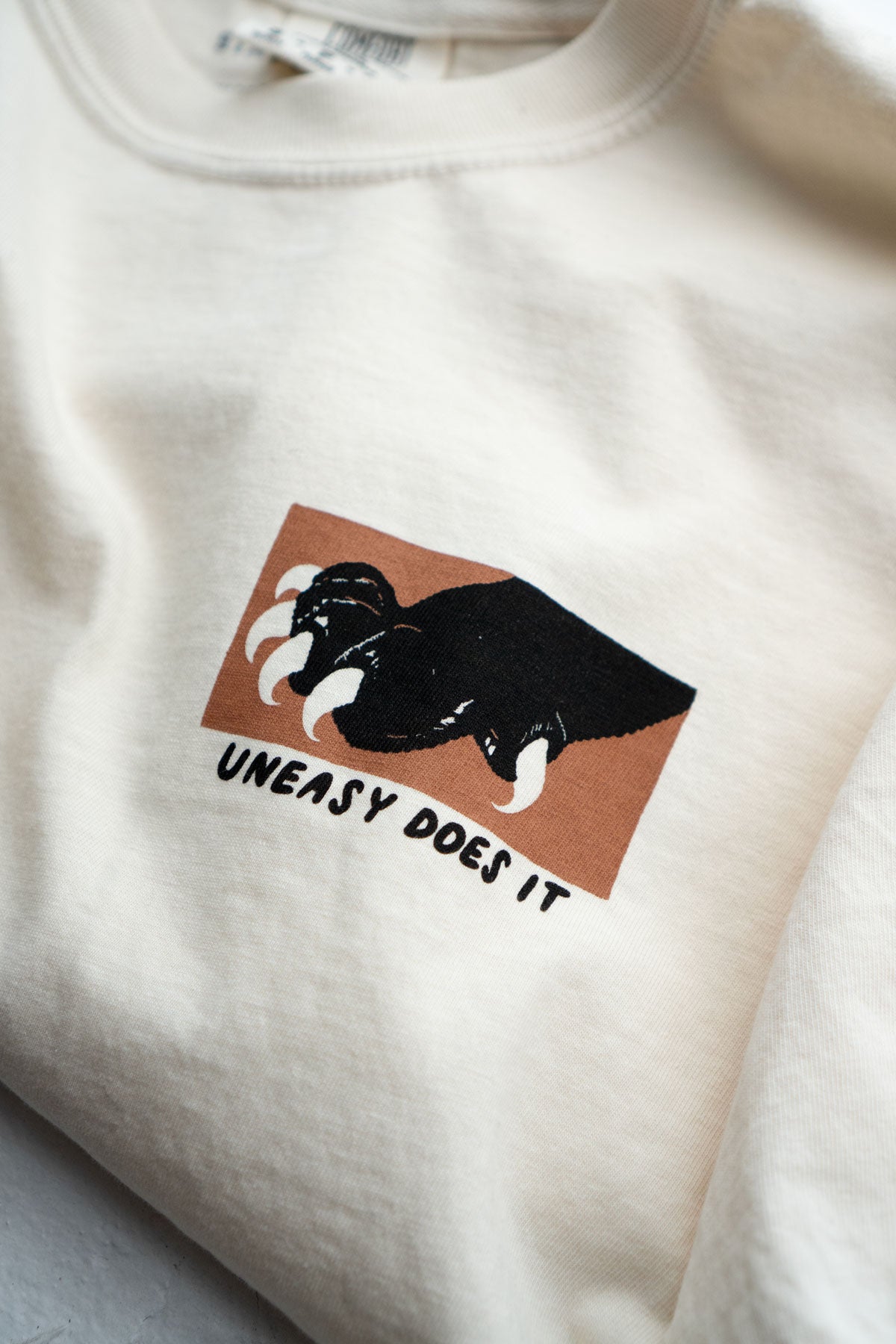 T-Shirt Carré 'Uneasy Does It'