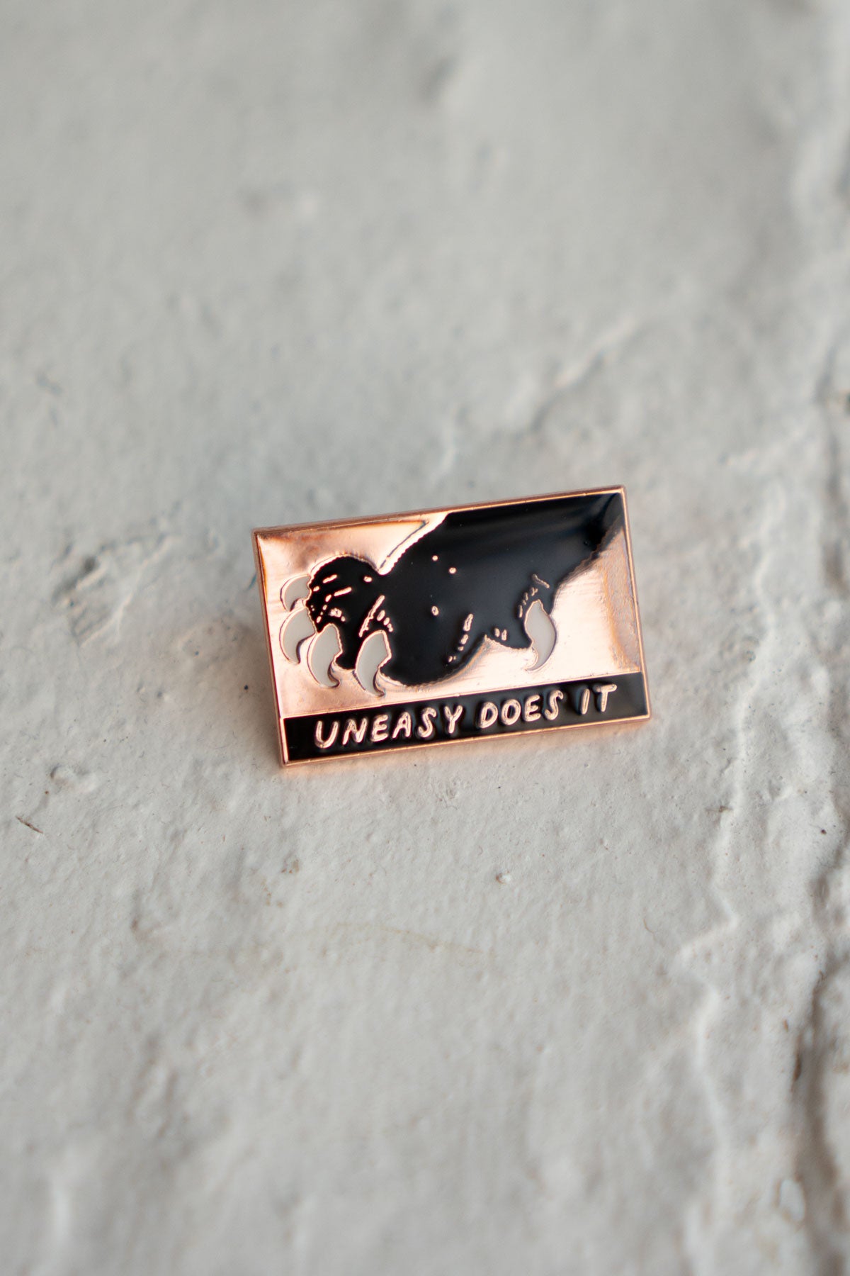 Épinglette 'Uneasy Does It'