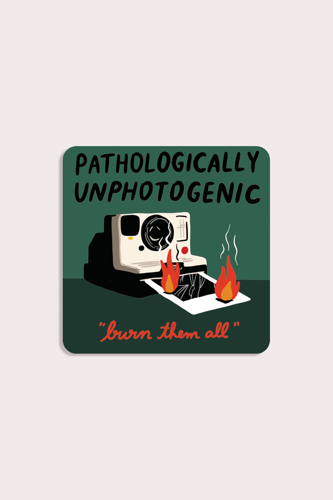 Autocollant 'Pathologically Unphotogenic'