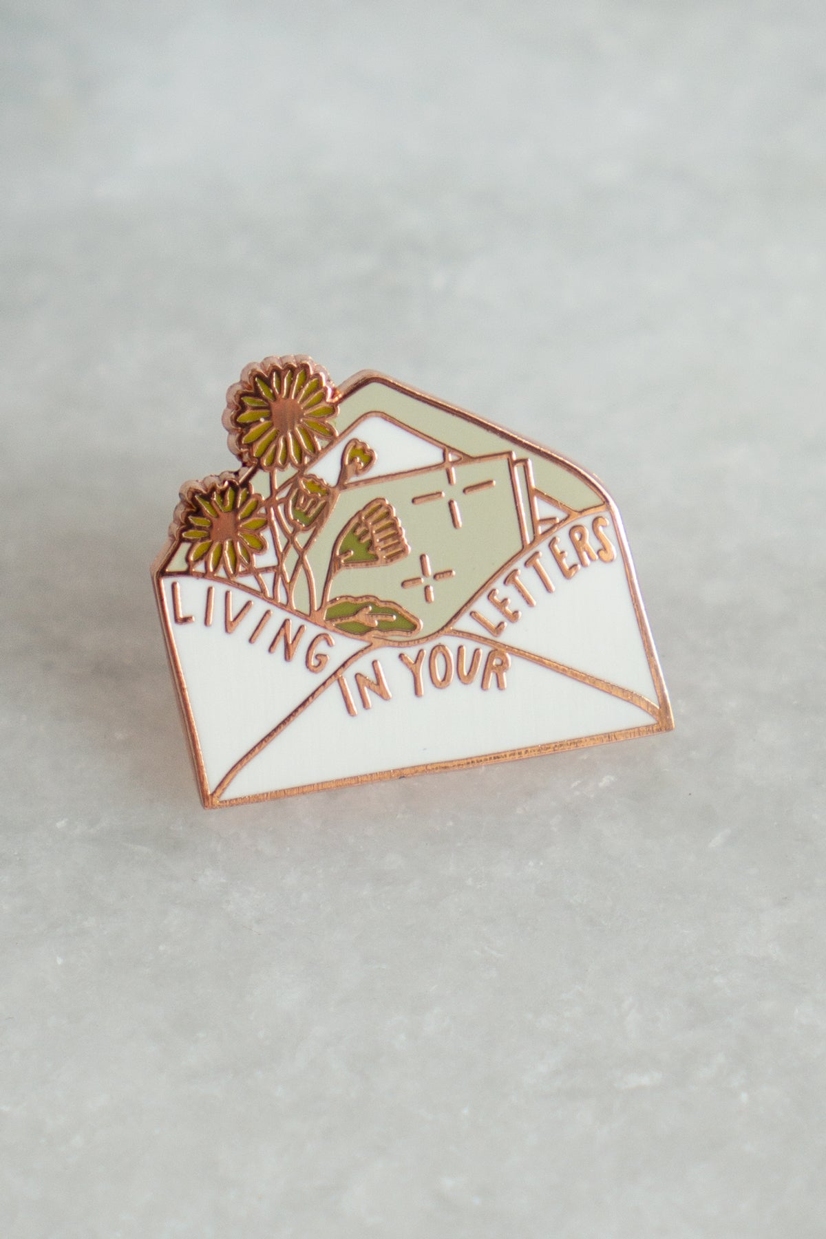 Épinglette "Living in your Letters"